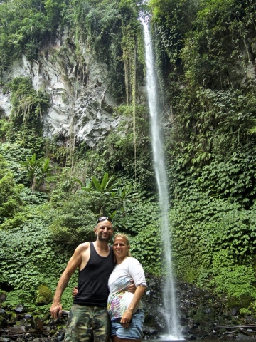 a smal waterfall in bali 1 768x1024 640x480 - Eine Reise mit Freunden