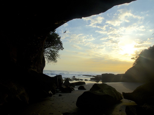 bat cave in balian beach bali 1024x768 640x480 - Eine Reise mit Freunden