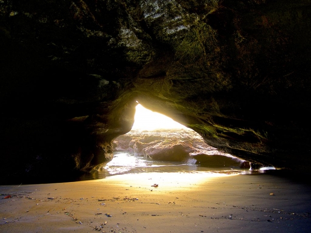 cave in balian beach bali 1024x768 640x480 - Eine Reise mit Freunden