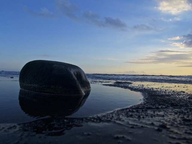 rock in the ocean of balian beach in bali 1024x768 640x480 - Eine Reise mit Freunden
