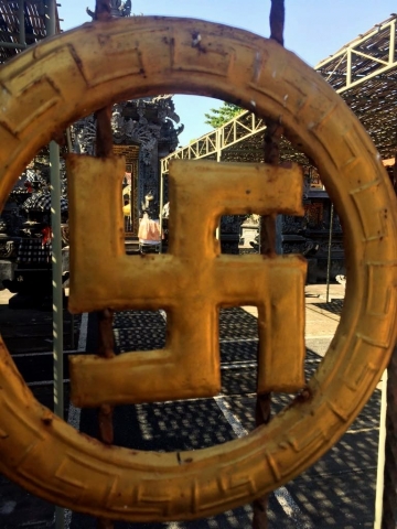 swastika infront of hindu temple 768x1024 640x480 - Eine Reise mit Freunden